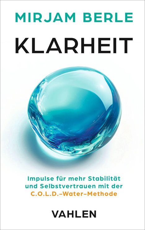 "KLARHEIT" steht groß in der Mitte, darunter ein blau-grüner Glaskristall auf weißem Hintergrund.