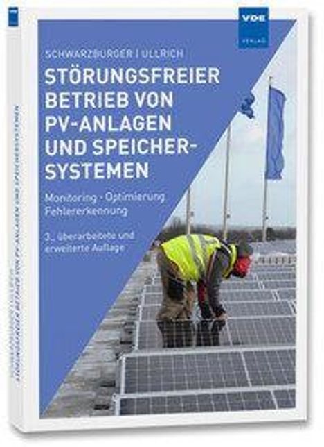 "Störungsfreier Betrieb von PV-Anlagen und Speichersystemen". Ein Arbeiter überprüft Solarpaneele auf einem Dach.