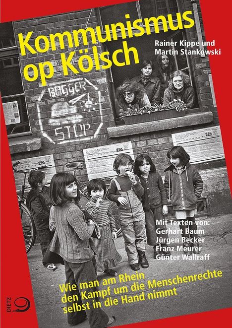 „Kommunismus op Kölsch“ steht in gelber Schrift. Schwarz-Weiß-Foto von Menschen vor einem Backsteingebäude.