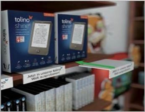 "Jetzt in unserer kleinen Welt angekommen." Ein Regal mit E-Reader-Verpackungen und Büchern.