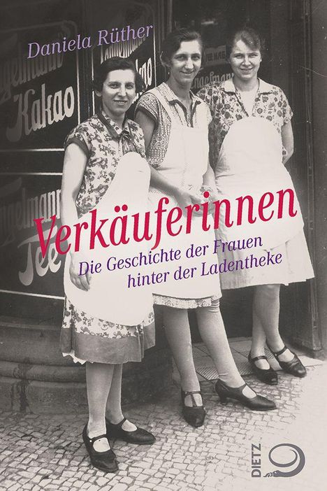 "Verkäuferinnen: Die Geschichte der Frauen hinter der Ladentheke" von Daniela Rüther. Drei Frauen in Schürzen vor einem Laden.