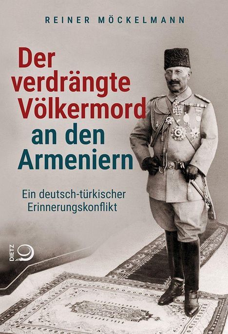 Der Titel lautet: "Der verdrängte Völkermord an den Armeniern". Ein Mann in Uniform steht auf einem Teppich.