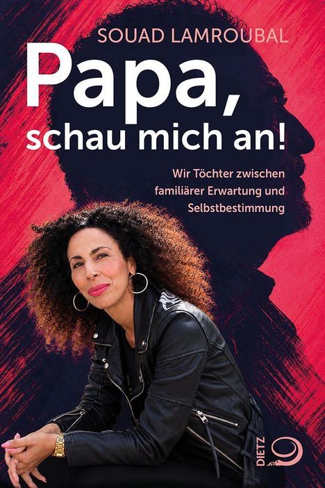 Titel: "Papa, schau mich an! Wir Töchter zwischen familiärer Erwartung und Selbstbestimmung." Frau in Lederjacke sitzt.