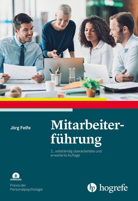 Team diskutiert lächelnd am Tisch. Text: "Mitarbeiterführung" von Jörg Felfe. 2. Auflage, Hogrefe Verlag.