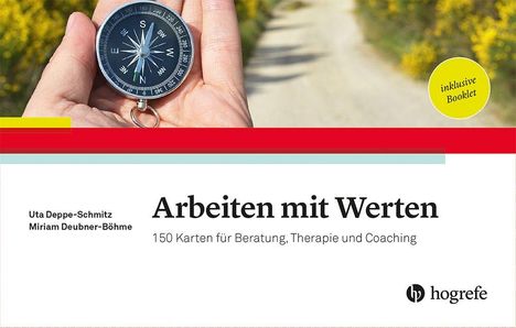 "Arbeiten mit Werten" von Uta Deppe-Schmitz und Miriam Deubner-Böhme. Eine Hand hält einen Kompass auf einer Straße.