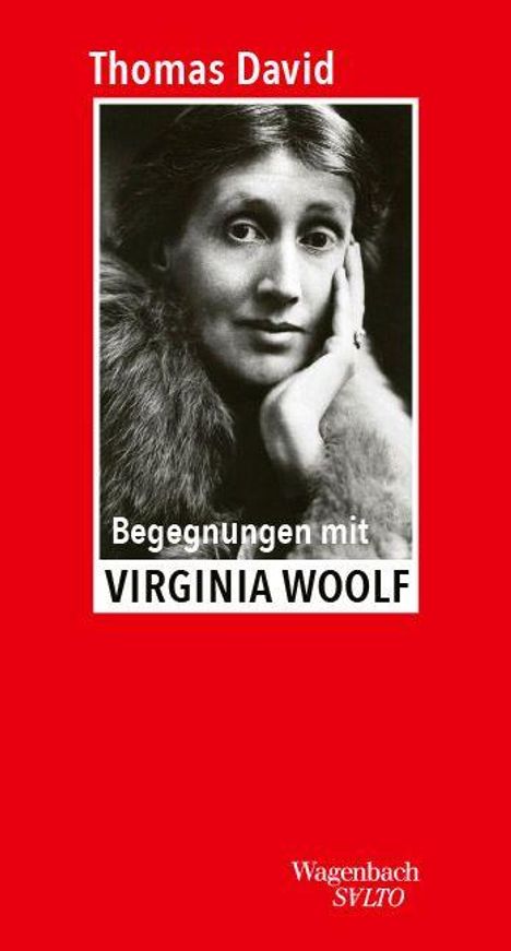 "Thomas David, Begegnungen mit Virginia Woolf." Schwarz-weiß Porträt einer Frau mit nachdenklichem Blick vor rotem Hintergrund.
