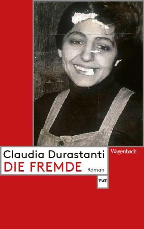 Buchtitel: "Claudia Durastanti, DIE FREMDE". Schwarz-weiß Foto einer Frau mit Overall auf rotem Hintergrund.