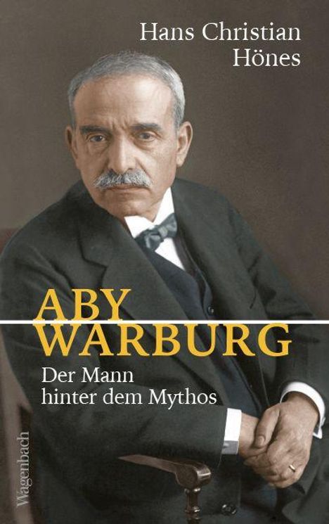 Buchtitel: "Aby Warburg: Der Mann hinter dem Mythos" von Hans Christian Hönes. Ein älterer Mann sitzt mit ernstem Blick.