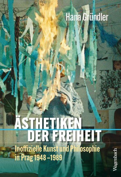 "ÄSTHETIKEN DER FREIHEIT. Inoffizielle Kunst und Philosophie in Prag 1948–1989" von Hana Gründler. Person mit bunten Bändern.