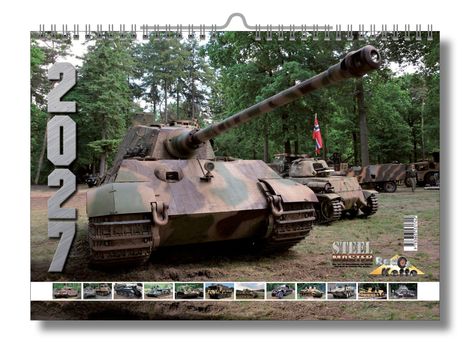 2027 groß auf der linken Seite. Im Zentrum ein Panzer, umgeben von Wald und weiteren Militärfahrzeugen.