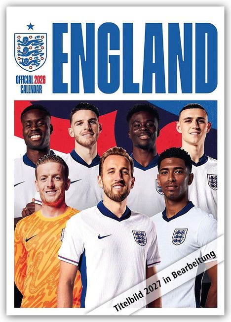 ENGLAND Official 2026 Calendar. Titelbild 2027 in Bearbeitung. Vorderseite zeigt sieben Männer in Fußballtrikots.
