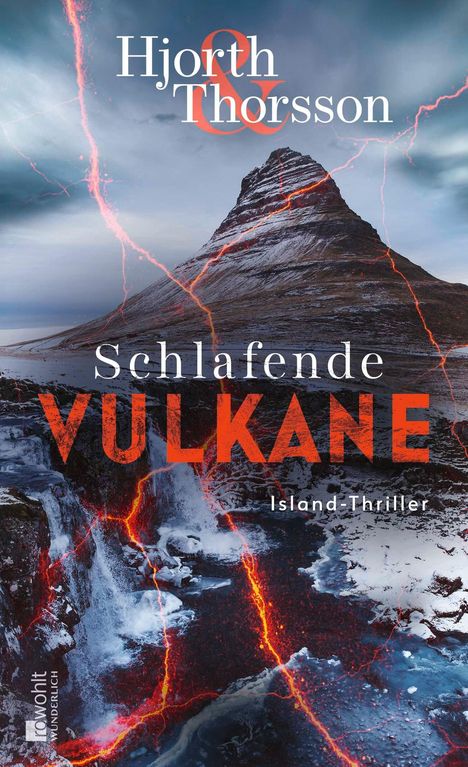 „Hjorth & Thorsson“, „Schlafende Vulkane“, „Island-Thriller“. Ein Vulkan mit Lava und dramatischem Himmel.