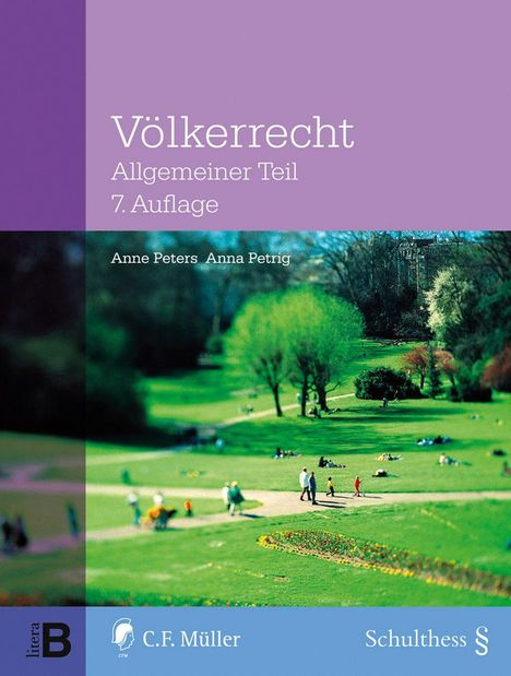 "Völkerrecht Allgemeiner Teil 7. Auflage" von Anne Peters und Anna Petrig. Menschen entspannen auf grüner Wiese im Park.