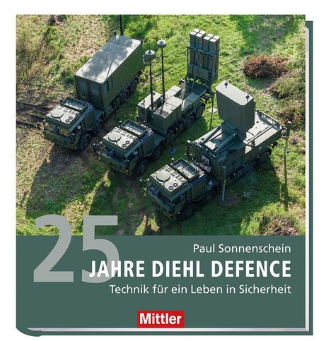 25 Jahre Diehl Defence. Technik für ein Leben in Sicherheit. Paul Sonnenschein. Mittler Logo. Vier Militärfahrzeuge auf Wiese.