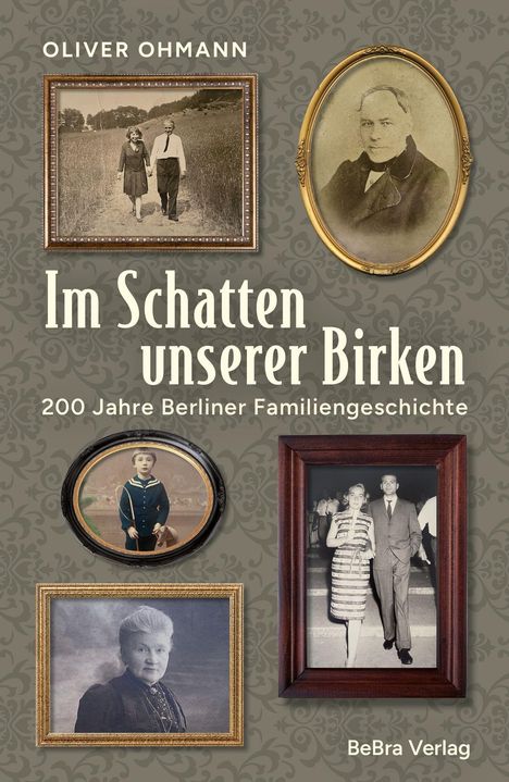 „Im Schatten unserer Birken“, „200 Jahre Berliner Familiengeschichte“, Oliver Ohmann. Verschiedene historische Fotos in Rahmen.