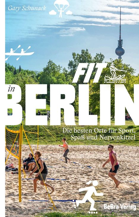 Titel: "FIT in BERLIN – Die besten Orte für Sport, Spaß und Nervenkitzel". Zeigt Volleyballspieler im Sand vor grünem Park.