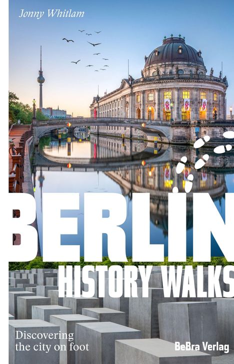 Text: Berlin History Walks. Entdecke die Stadt zu Fuß. Gebäude an einem Fluss mit einem Fernsehturm und Vögeln im Himmel.