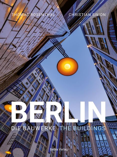 "BERLIN DIE BAUWERKE THE BUILDINGS" und "THOMAS ROSENTHAL CHRISTIAN SIMON". Blick zwischen hohen Gebäuden mit Laterne.