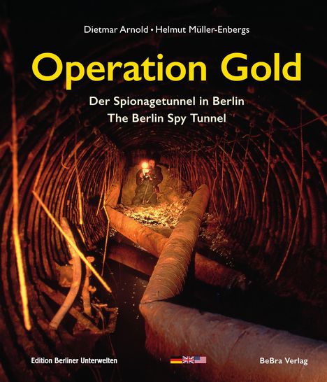 "Operation Gold: Der Spionagetunnel in Berlin. The Berlin Spy Tunnel." Zwei Personen in einem beleuchteten Tunnel.