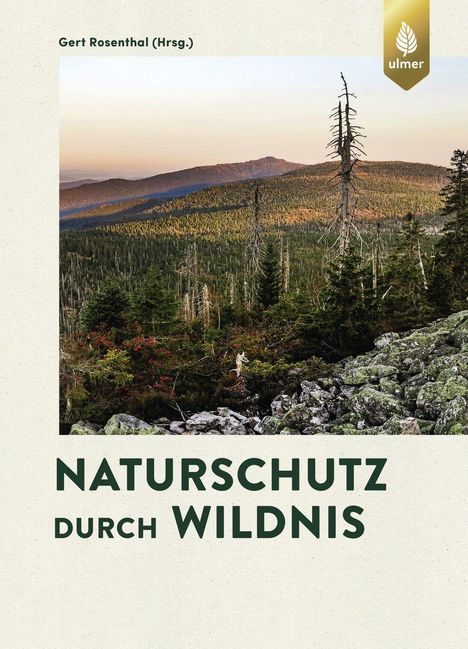 "Naturschutz durch Wildnis" mit Waldlandschaft im Vordergrund, ein kahler Baum, Logo mit Blatt oben rechts.