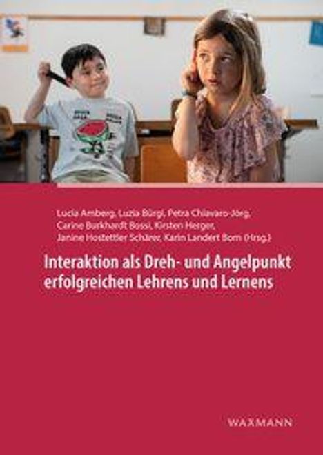 „Interaktion als Dreh- und Angelpunkt erfolgreichen Lehrens und Lernens.“ Zwei Kinder im Klassenraum, eines hebt die Hand.