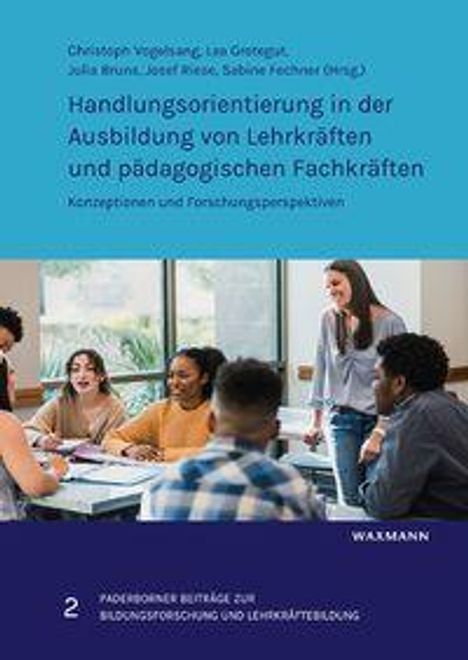 "Handlungsorientierung in der Ausbildung von Lehrkräften und pädagogischen Fachkräften." Fünf Menschen in einer Diskussion.