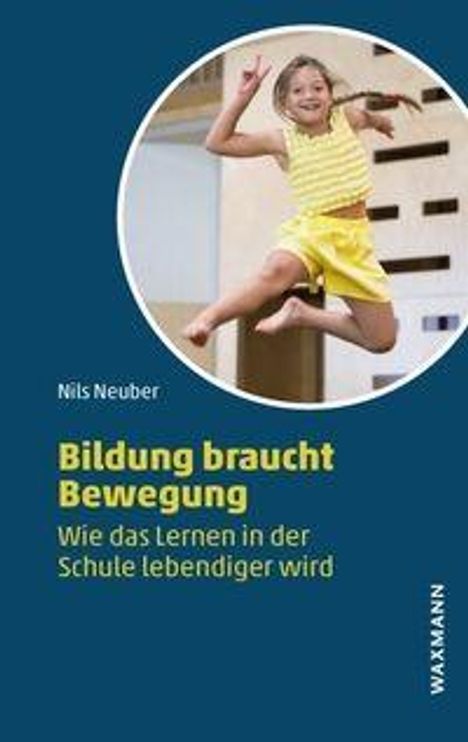 "BILDUNG BRAUCHT BEWEGUNG. Wie das Lernen in der Schule lebendiger wird." Ein Kind in gelber Kleidung springt freudig.