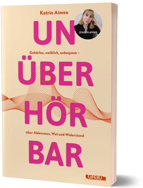 Text: "Katrin Aimee UN ÜBER HÖR BAR über Ableismus, Wut und Widerstand." Beige Hintergrund, lila Schrift. Gesichtsfoto oben.