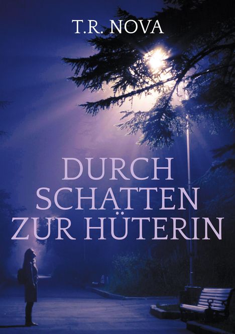 Titel: "DURCH SCHATTEN ZUR HÜTERIN". Oben: "T.R. NOVA". Eine Person steht unter einer Laterne im Schatten der Bäume.