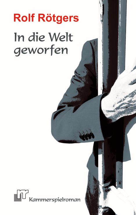 "Rolf Rötgers, In die Welt geworfen" steht oben. Unten links ist ein Logo mit Text "Kammerspielroman". Eine Person im Anzug hält eine Stange.