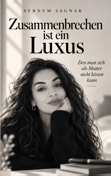 „Zusammenbrechen ist ein Luxus, den man sich als Mutter nicht leisten kann.“ Frau mit lockigem Haar stützt Kopf auf Hand.