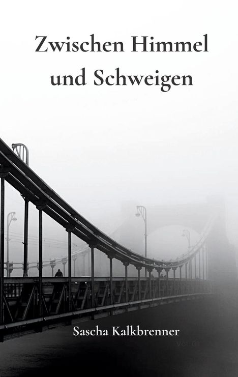 "Zwischen Himmel und Schweigen" und "Sascha Kalkbrenner" steht auf einem Foto einer Brücke im Nebel.