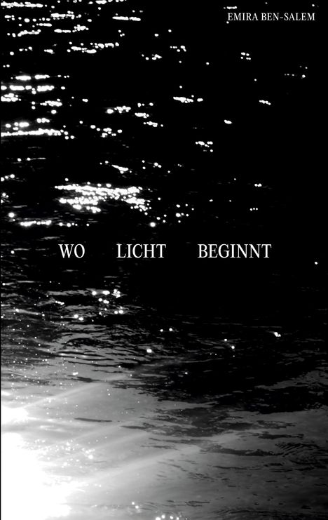 "WO LICHT BEGINNT" in weißer Schrift auf dunklem, glänzendem Wasser, reflektierende Lichtpunkte auf der Oberfläche.