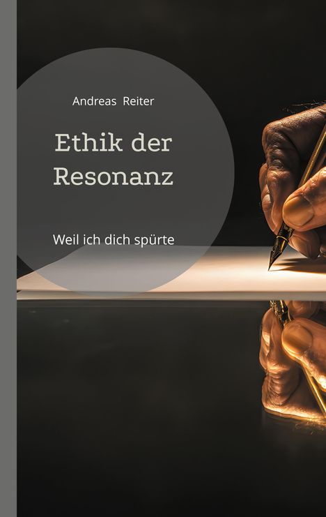 "Ethik der Resonanz", "Weil ich dich spürte", Autorenname. Eine Hand schreibt mit einem Stift auf Papier.