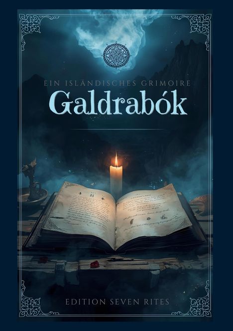 "Ein isländisches Grimoire. Galdrabók. Edition Seven Rites." Ein offenes Buch und eine brennende Kerze.