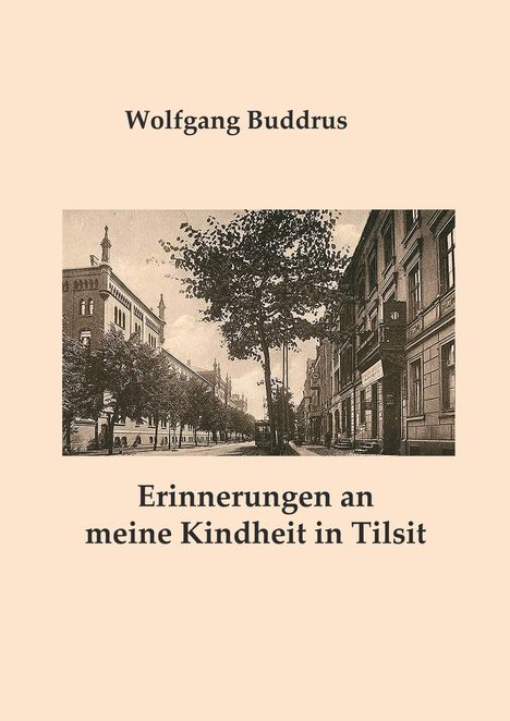 "Erinnerungen an meine Kindheit in Tilsit" von Wolfgang Buddrus. Historische Straßenansicht mit Bäumen und Gebäuden.