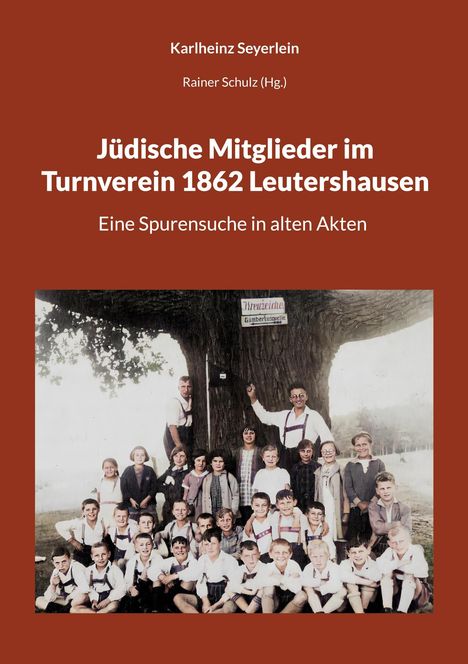 "Buchcover. Titel: 'Jüdische Mitglieder im Turnverein 1862 Leutershausen'. Historisches Foto von Menschen vor einem Baum."