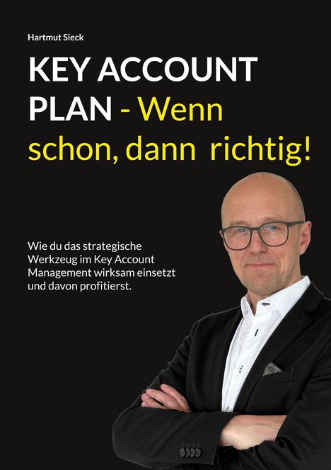 „KEY ACCOUNT PLAN - Wenn schon, dann richtig!“ Ein Mann in Anzug, selbstbewusste Pose vor schwarzem Hintergrund.