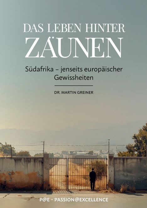 „Das Leben hinter Zäunen“, Südafrika-Thema. Mann steht vor einem Tor, Landschaft im Hintergrund.