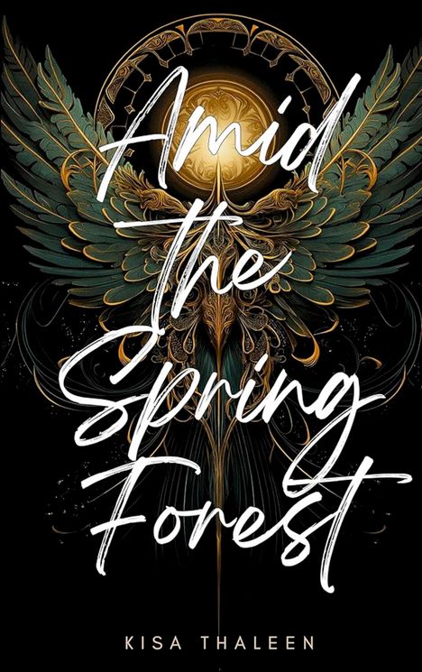 "Amid the Spring Forest" und "Kisa Thaleen" vor detaillierten gold-grünen Flügeln, ein leuchtender Rundhorizont.
