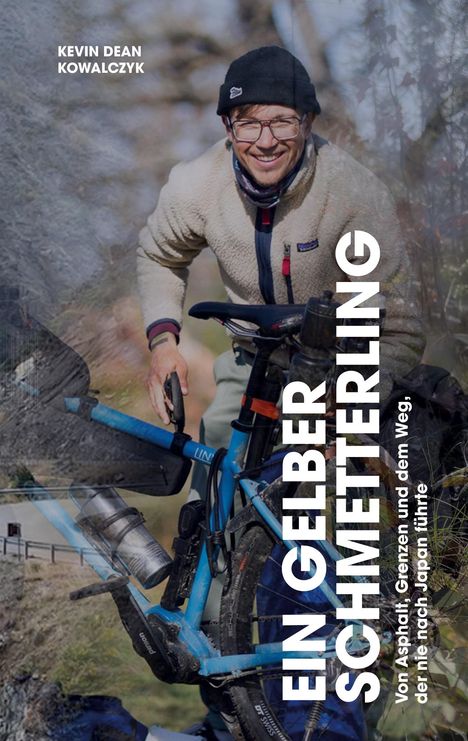 Text: "Ein gelber Schmetterling. Von Asphalt, Grenzen und dem Weg, der nie nach Japan führte." Mann lächelt, hält Fahrrad.