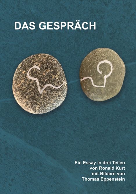 „DAS GESPRÄCH“, ein Essay von Ronald Kurt mit Bildern von Thomas Eppenstein. Zwei Steine mit weißen Linien auf blauem Hintergrund.