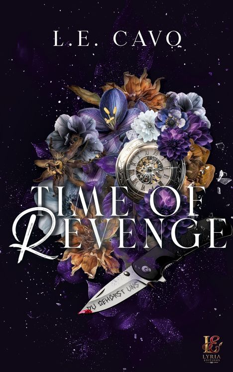 „TIME OF REVENGE“ und „DU GEHÖRST UNS“ auf einem Messer. Illustration mit Blumen und einer Taschenuhr.