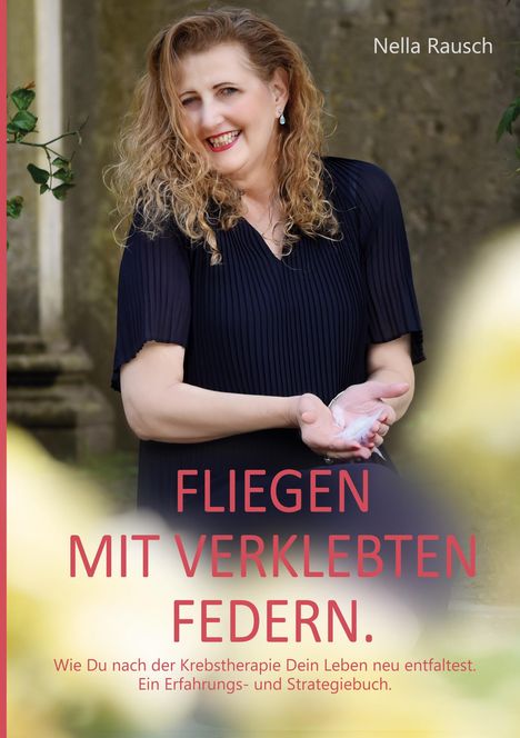 "Fliegen mit verklebten Federn. Wie Du nach der Krebstherapie Dein Leben neu entfaltest." Frau in dunkler Kleidung hält Federn.