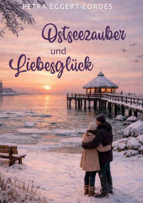 "Ostseezauber und Liebesglück" steht im Bild. Winterliche Küstenszene mit Paar, Pier, Schnee und Sonnenuntergang.