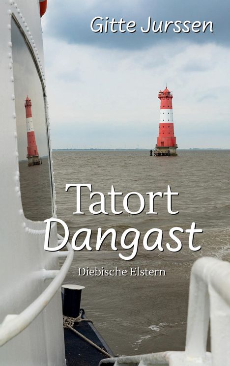 „Gitte Jurssen“, „Tatort Dangast“, „Diebische Elstern“. Ein roter Leuchtturm im Meer, seitlich ein Boot mit Spiegelung.