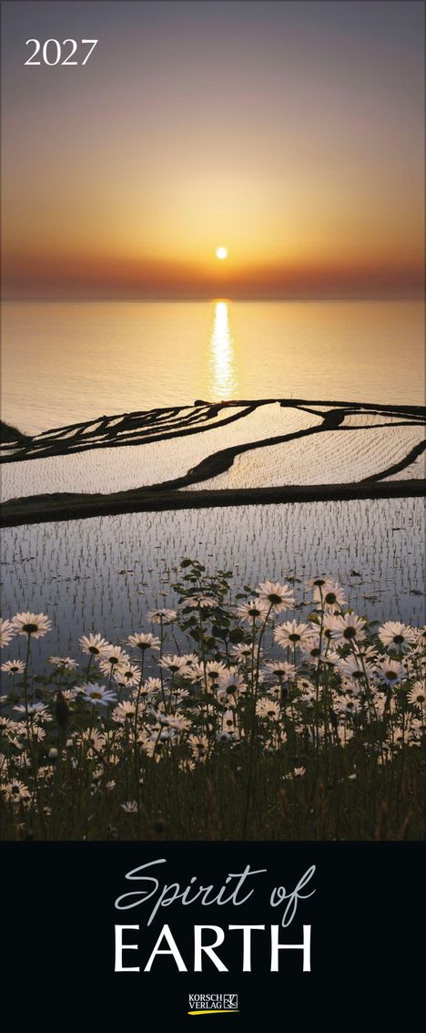 2027, Spirit of EARTH. Sonnenuntergang über einem Meer, seeartige Terrassen und weiße Blumen im Vordergrund.