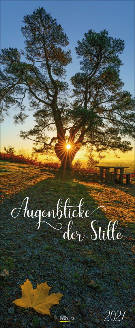 Text: "Augenblicke der Stille 2027". Ein Baum mit Sonne zwischen den Ästen, Herbstlaub am Boden, eine Bank in der Nähe.