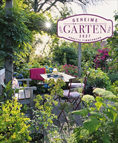 "GEHEIME GÄRTEN 2027, ANNETTE TIMMERMANN." Ein blühender Garten mit Tisch, Stühlen und Sitzbank auf einer Terrasse.