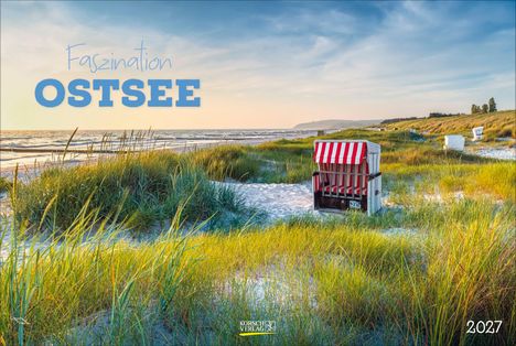 „Faszination OSTSEE 2027“. Strand mit Strandkorb, Dünen und Meer bei Sonnenuntergang.